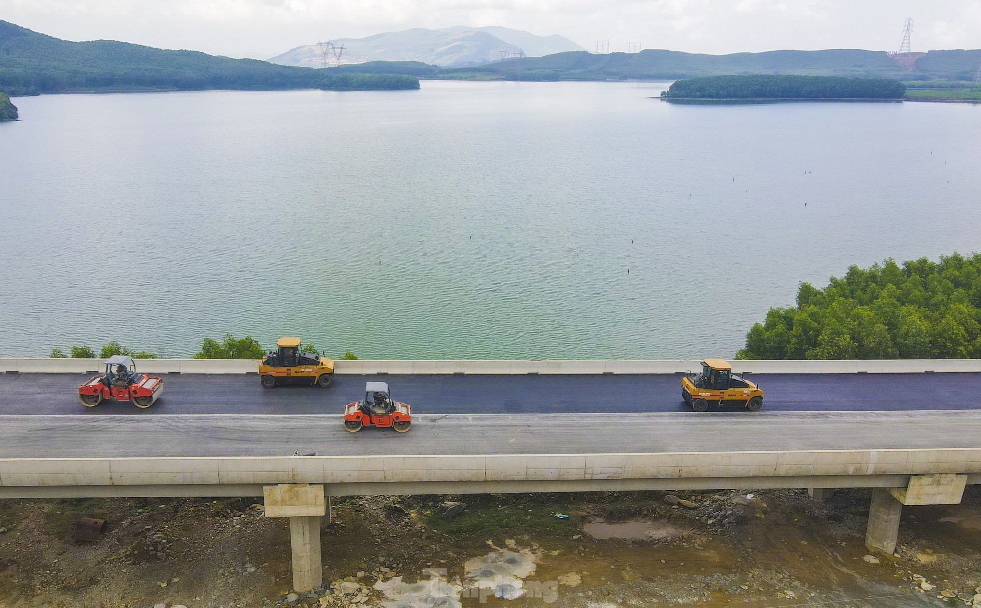 La construction de l'autoroute de 100 km de long à travers Ha Tinh est sur le point d'être achevée, photo 6