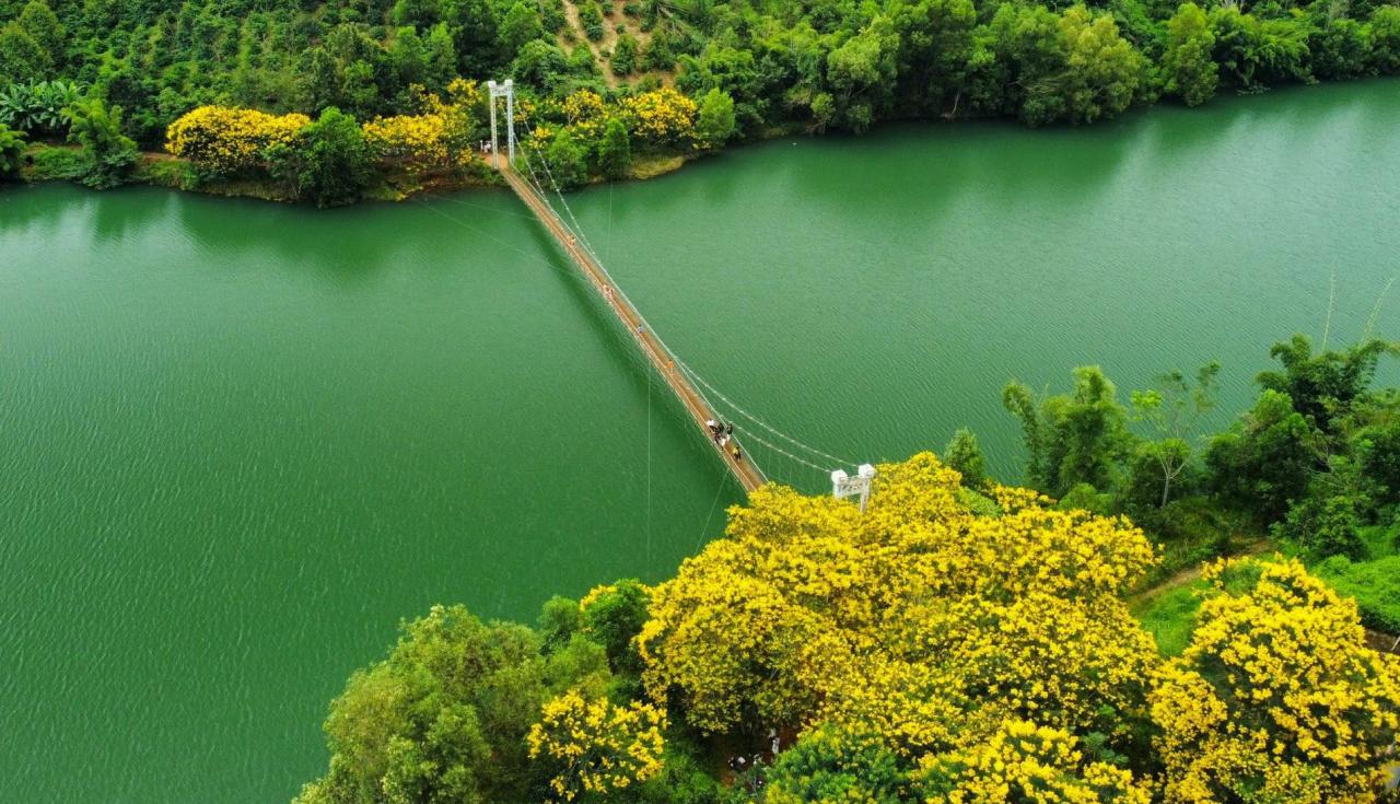 The majestic beauty of the suspension bridge across the hydroelectric reservoir in Dak Nong