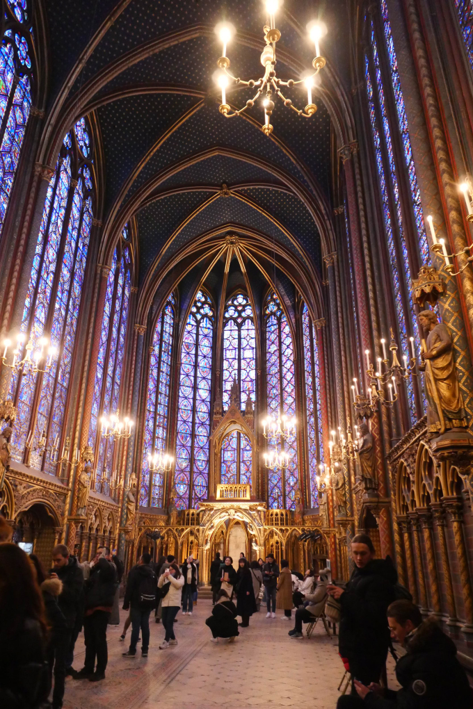 La Sainte-Chapelle es también un edificio emblemático de París junto a la Catedral de Notre Dame. Foto: Trinh Hang