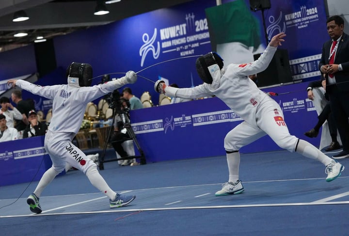 Nhat Nam practica esgrima con tres filos en el Campeonato Asiático de 2024 en Kuwait (atleta a la izquierda de la foto).