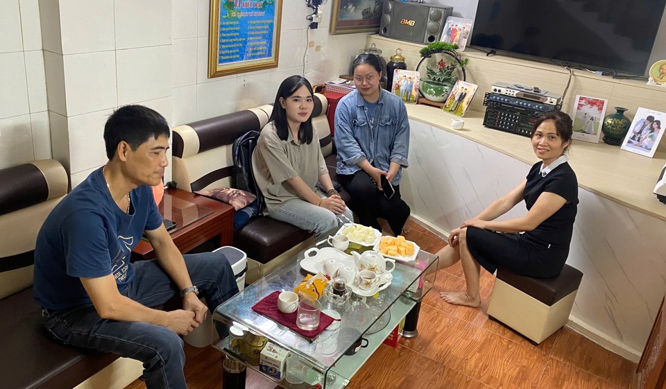    Mme Nguyen Hong Nhung, professeur principal de la classe 10A8, a visité le domicile de l'élève.