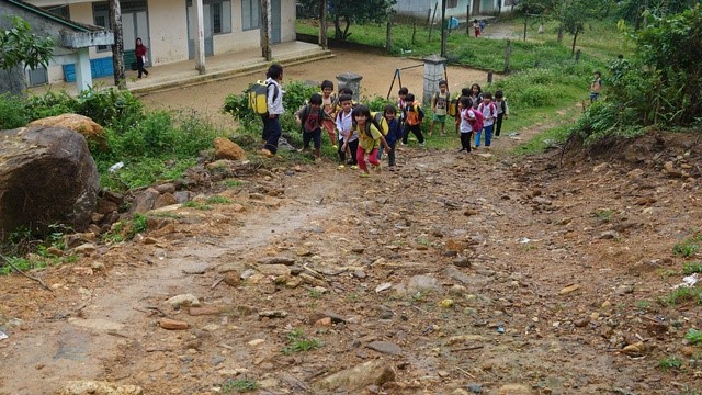 Ở một nơi, giáo viên phải 'giành' học trò với… cây đót- Ảnh 1.