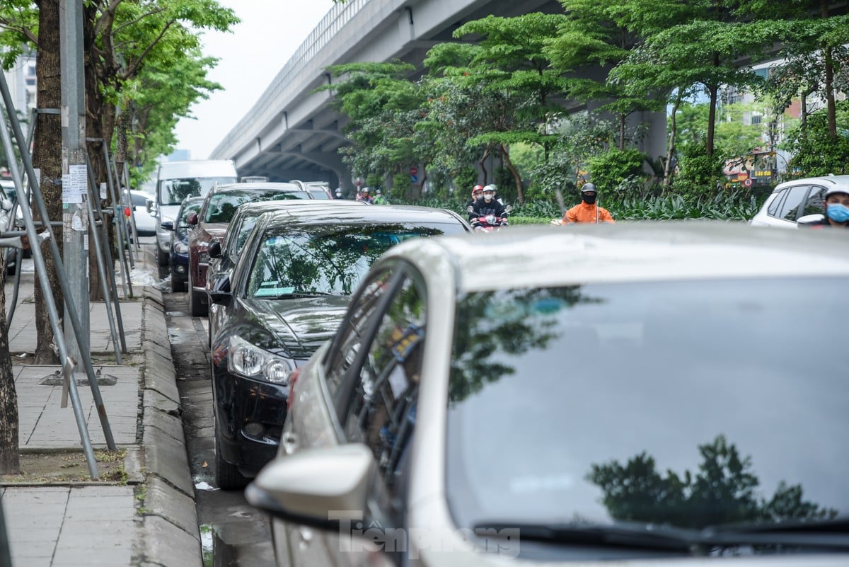 Hà Nội: Vỉa hè thành bãi đỗ, xe sang tranh chỗ người đi bộ ảnh 4