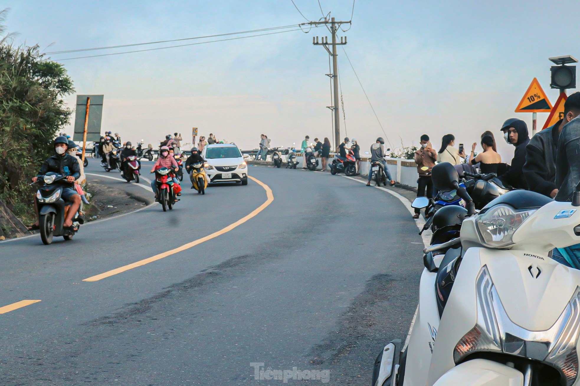 Young people excitedly check in at the top of Hai Van, photo 8