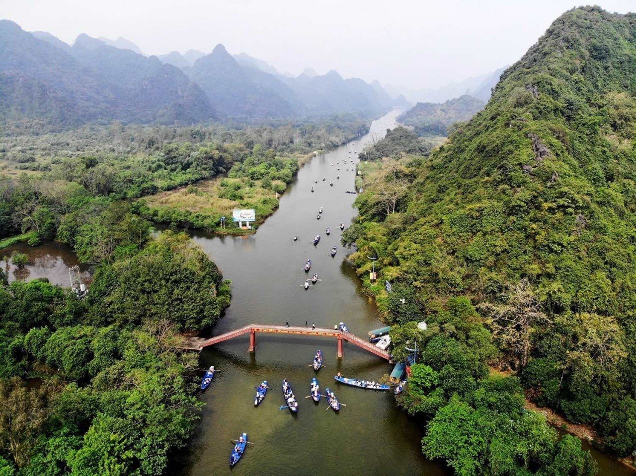 Đường vào suối Yến không còn tình trạng ùn tắc trong thời gian diễn ra lễ hội. Ảnh: Tuấn Anh - TTXVN