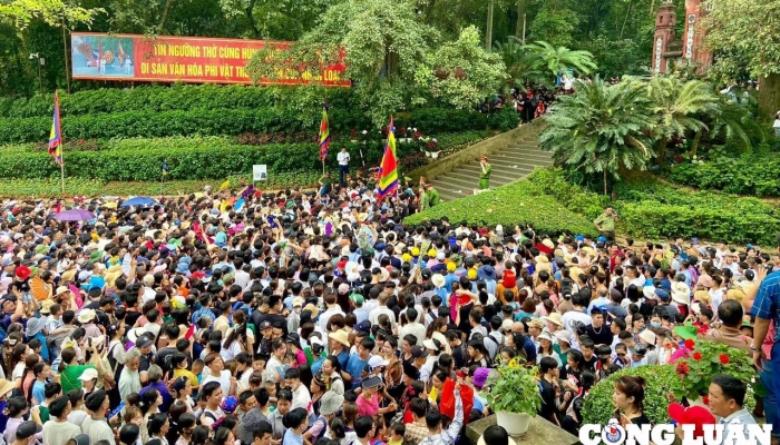 Zehntausende Menschen strömen vor dem Todestag der Hung-Könige zum Hung-Tempel.