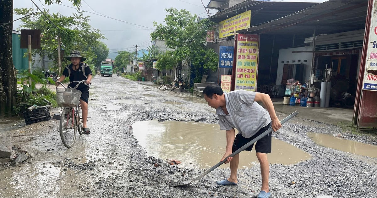 地方の道路には「池」や「穴」がたくさんあるため、人々は苦しんでいる