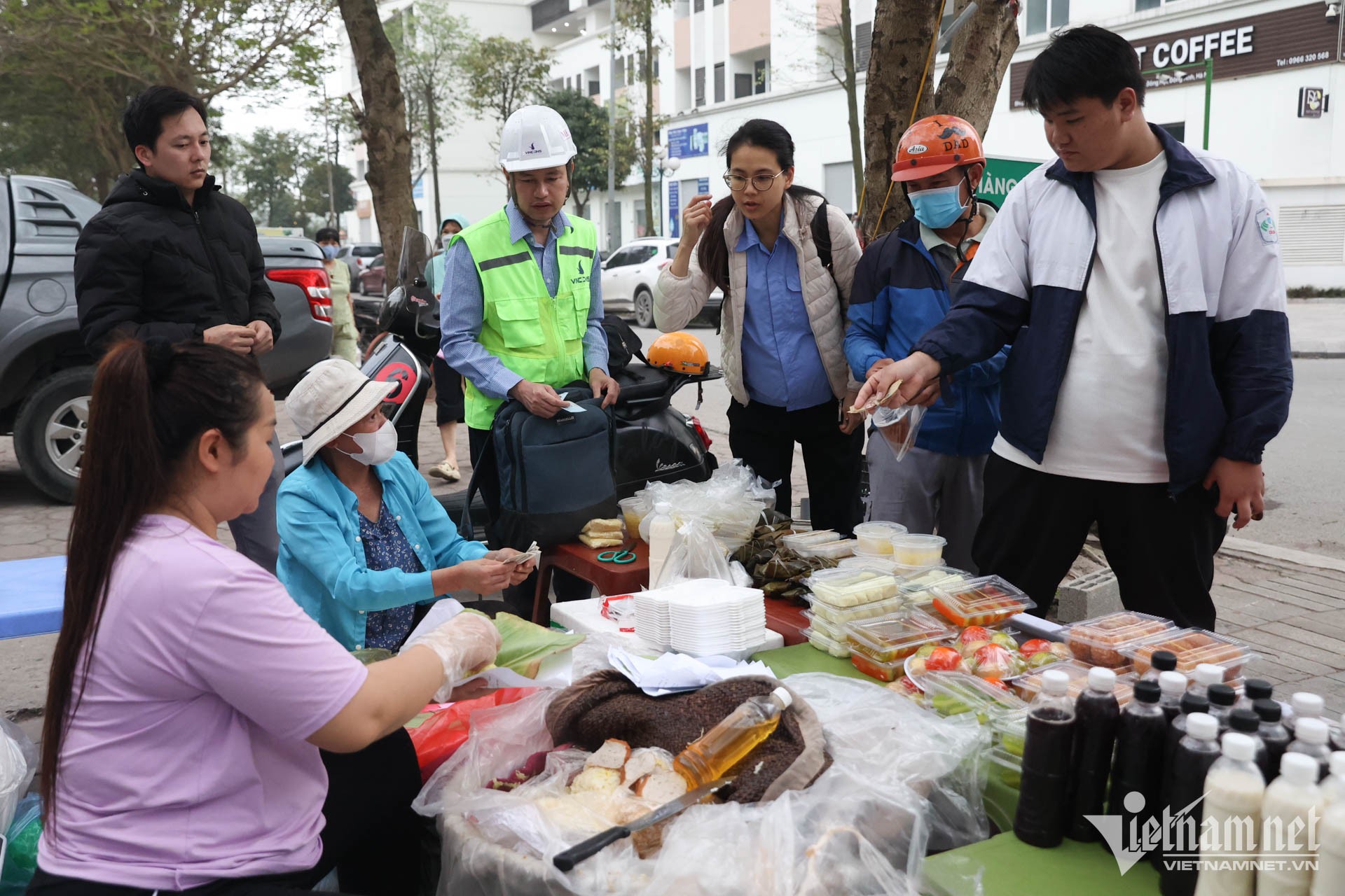 Behind the story of Phu Thuong residents driving cars to sell sticky rice on the sidewalk photo 11