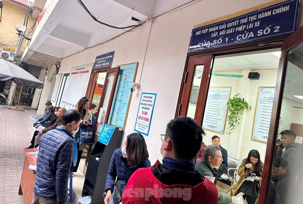 Le nombre de personnes a triplé, provoquant une surcharge aux points de délivrance et d'échange de permis de conduire à Hanoi, photo 5