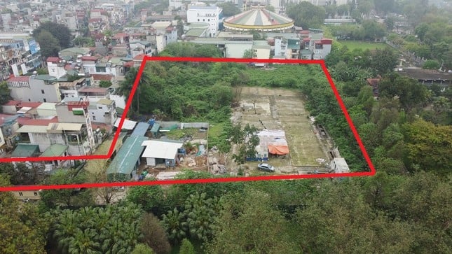 Primer plano del proyecto de estacionamiento subterráneo en el parque Thong Nhat, suspendido por más de 10 años. Foto 1