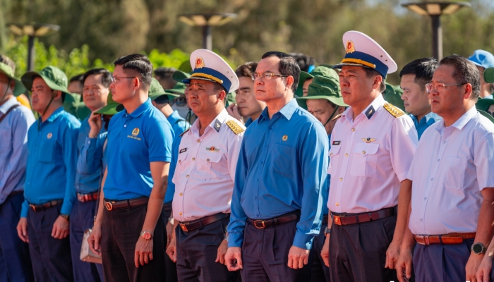 Offrande de fleurs et d'encens pour commémorer les soldats de Gac Ma