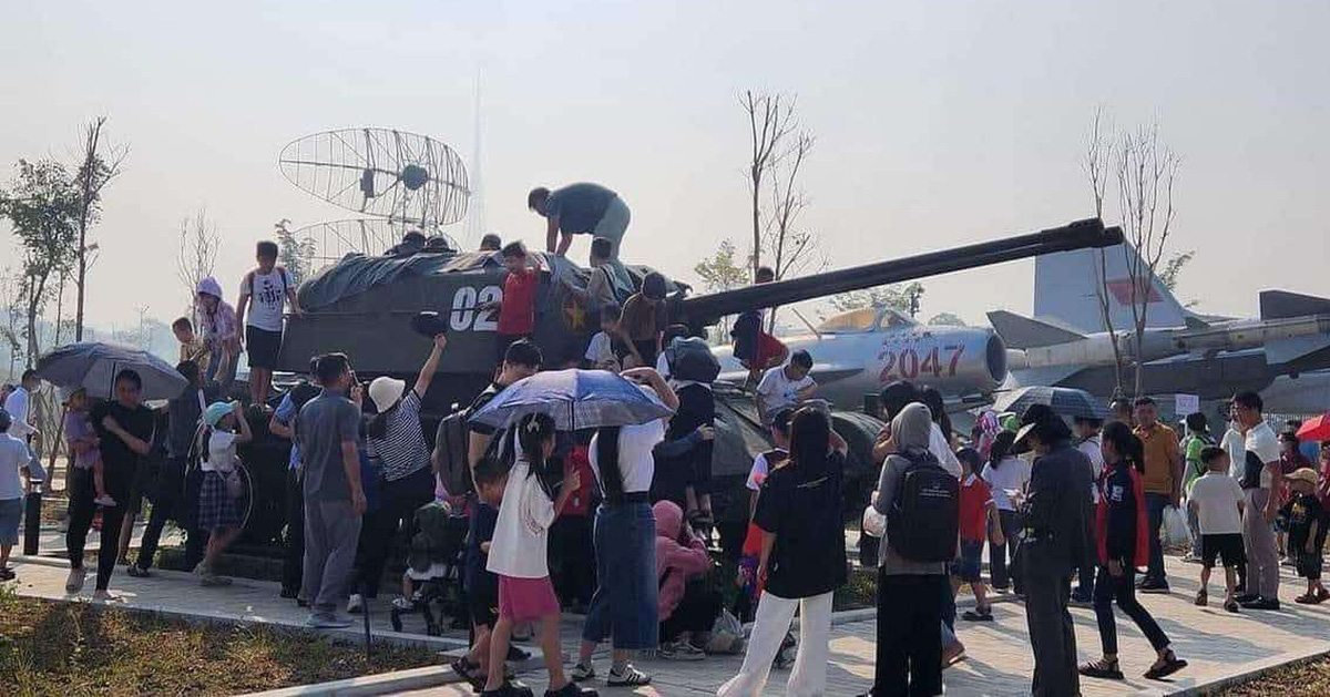 Offensively climbing on tanks, guns, and cannons at the Vietnam Military History Museum to take photos, parents still cheering