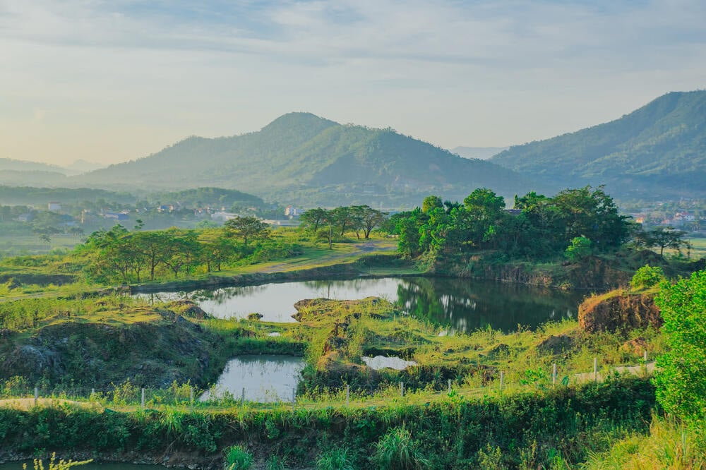 يقع مقلع Binh Minh في منطقة Quoc Oai على بعد 30 كم فقط من وسط هانوي، وهو وجهة مثالية لأولئك الذين يحبون النزهات والتخييم طوال الليل مع الهواء النقي والمساحة الكبيرة والمجانية.