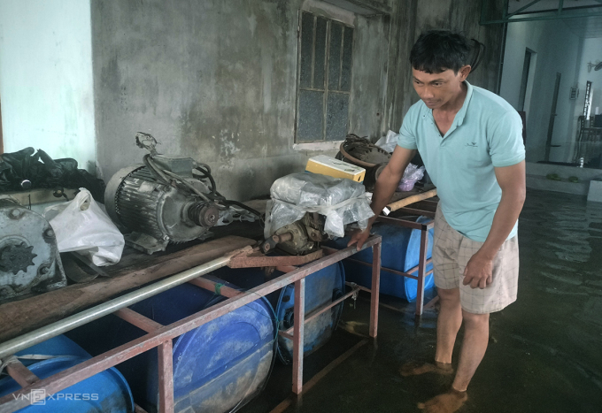 El señor Chau Van Cu con dos balsas caseras para proteger su propiedad de las inundaciones. Foto: Dac Thanh