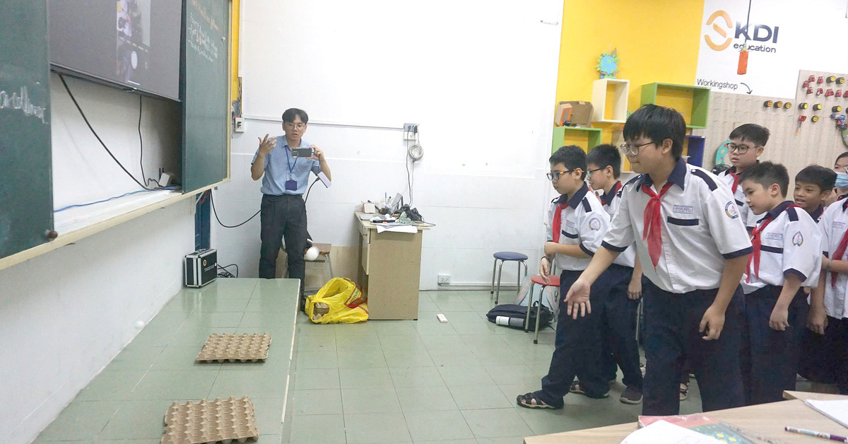 Secondary school in Ho Chi Minh City begins teaching in English