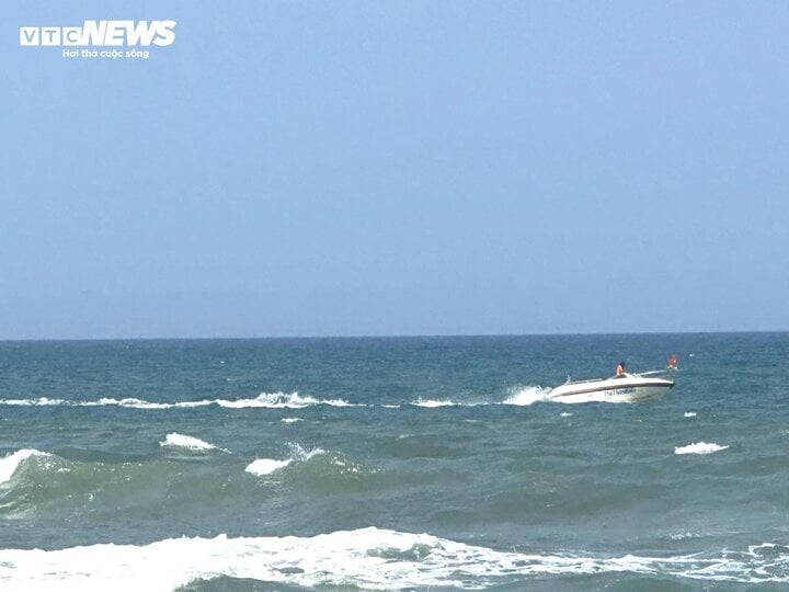 Die Behörden setzten Kanus und Jetskis ein, um nach zwei auf See vermissten Kindern zu suchen.