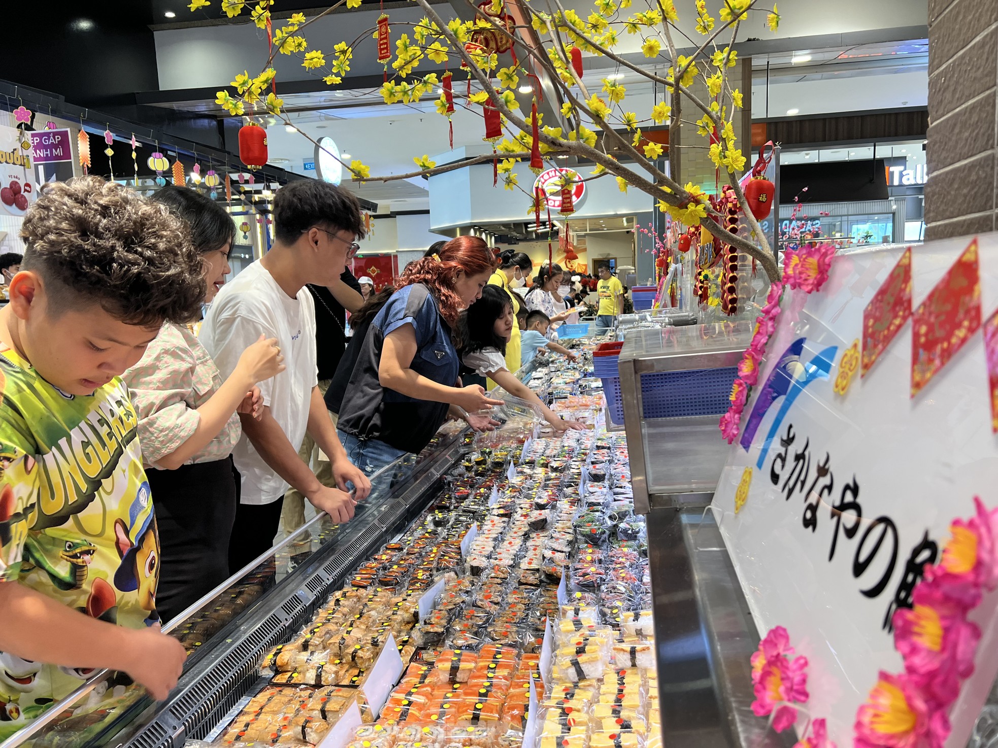 Food stalls at shopping malls are packed on the third day of Tet photo 2