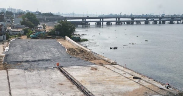 Früher Bau der Hoa An-Brückenunterführung, die zwei Straßen entlang des Flusses Dong Nai verbindet