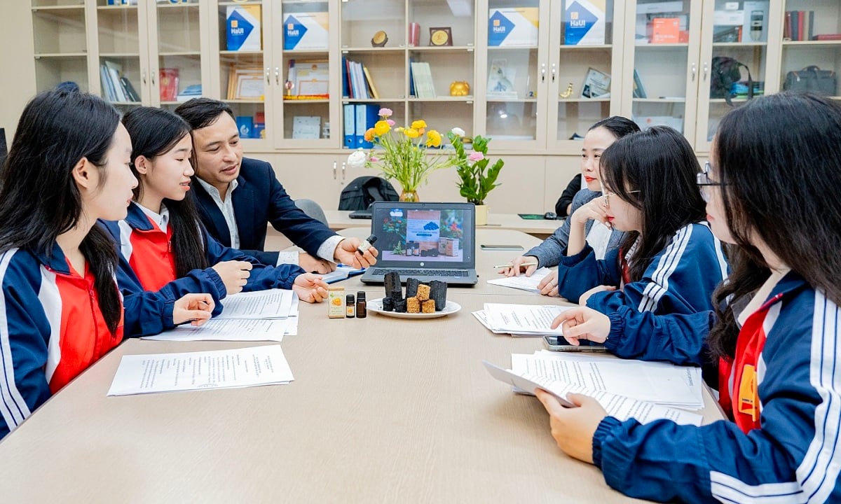 5명의 여학생이 오렌지와 자몽 껍질로 무연탄을 만든다