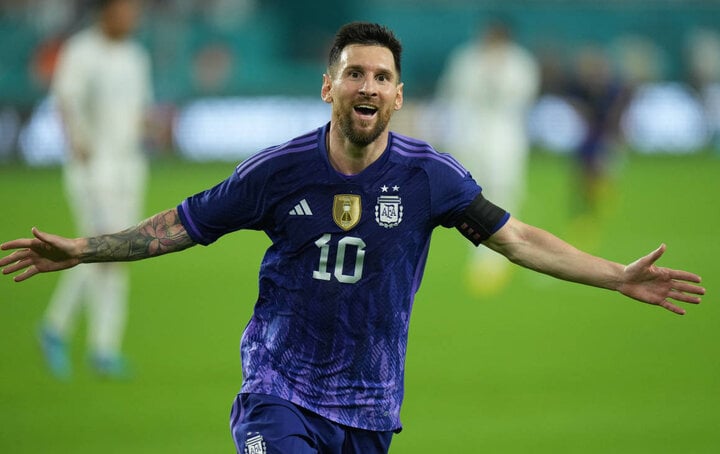 Messi lập cú đúp cho Argentina.