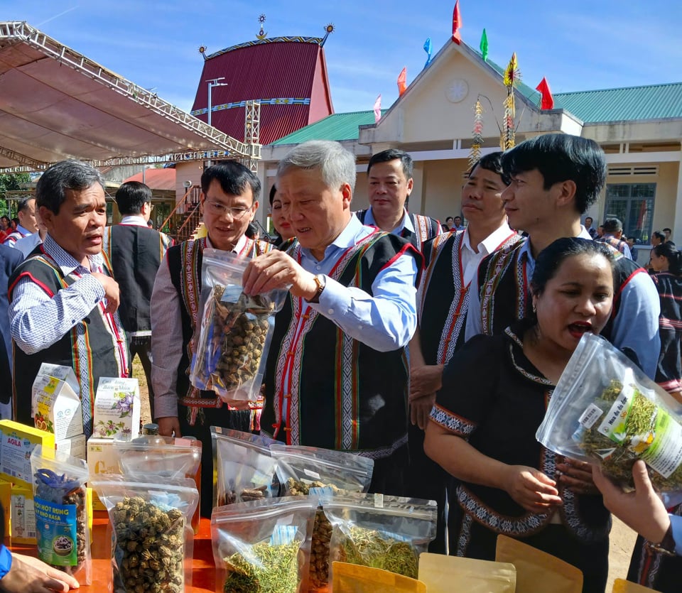 Permanent Deputy Prime Minister Nguyen Hoa Binh visited the local agricultural product booth.