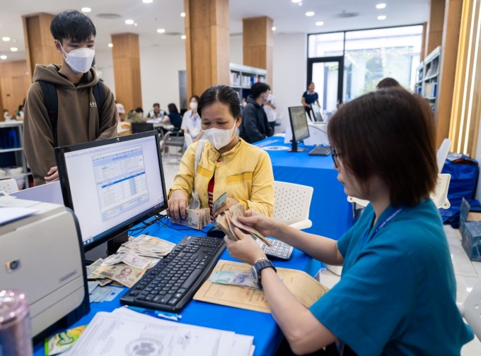 Les parents paient les frais de scolarité des étudiants de l'Université de l'industrie et du commerce de Ho Chi Minh-Ville, septembre 2023. Photo : HUIT