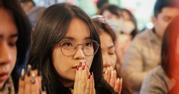 Thousands of people braved the cold rain to go to Tay Ho temple to celebrate the full moon festival in January.