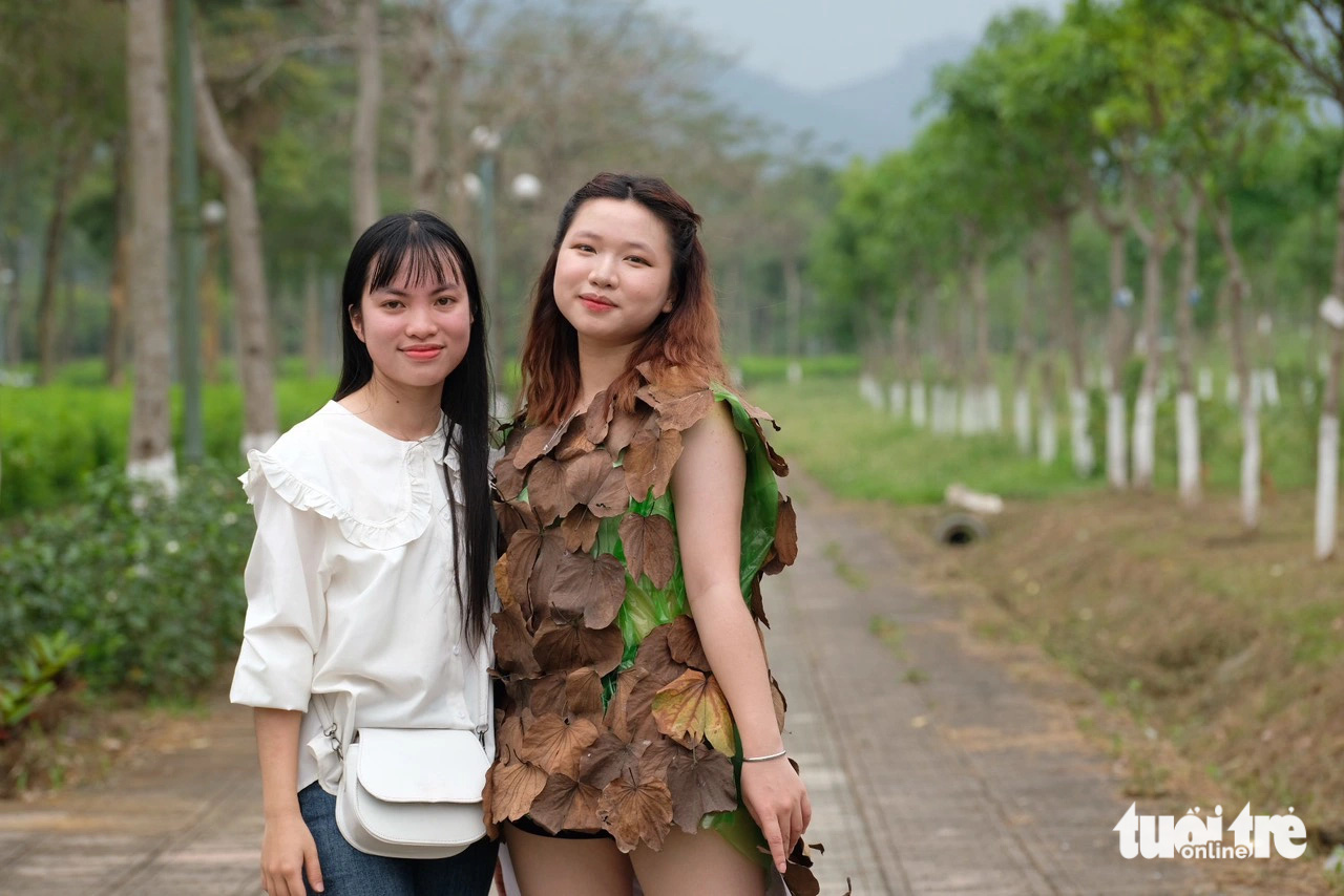 Túi ni lông, bao tải... thời trang tái chế của sinh viên cuốn hút như 'hàng hiệu'- Ảnh 8.