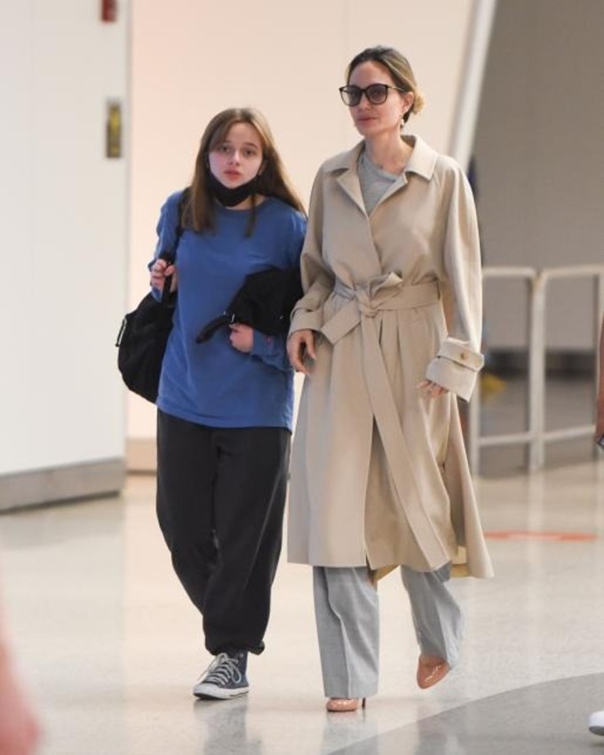 Vivienne et sa mère à l'aéroport JFK en septembre 2023. Photo : TheImageDirect.com