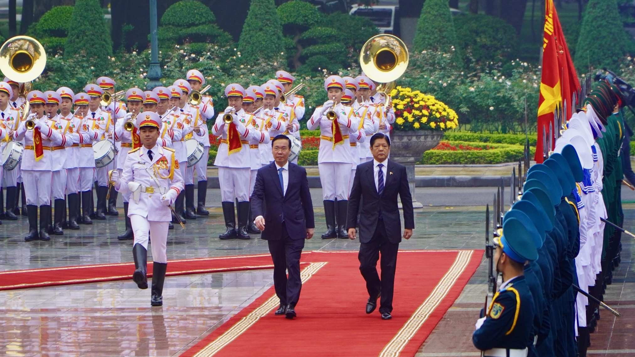 ประธานาธิบดีโว วัน ทวง และภริยาเป็นเจ้าภาพจัดพิธีต้อนรับอย่างเป็นทางการแก่ประธานาธิบดีฟิลิปปินส์ เฟอร์ดินานด์ โรมวลเดซ มาร์กอส จูเนียร์ และท่านผู้หญิง