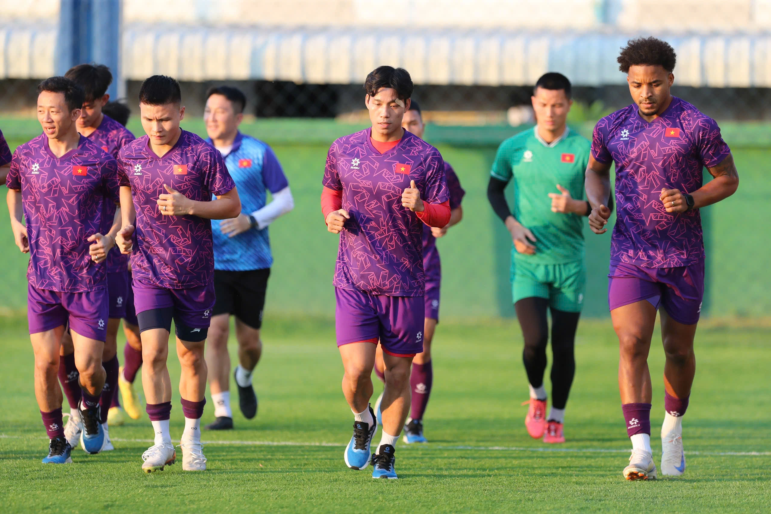 Video of Coach Kim Sang Sik and his team on the first training session in Thailand