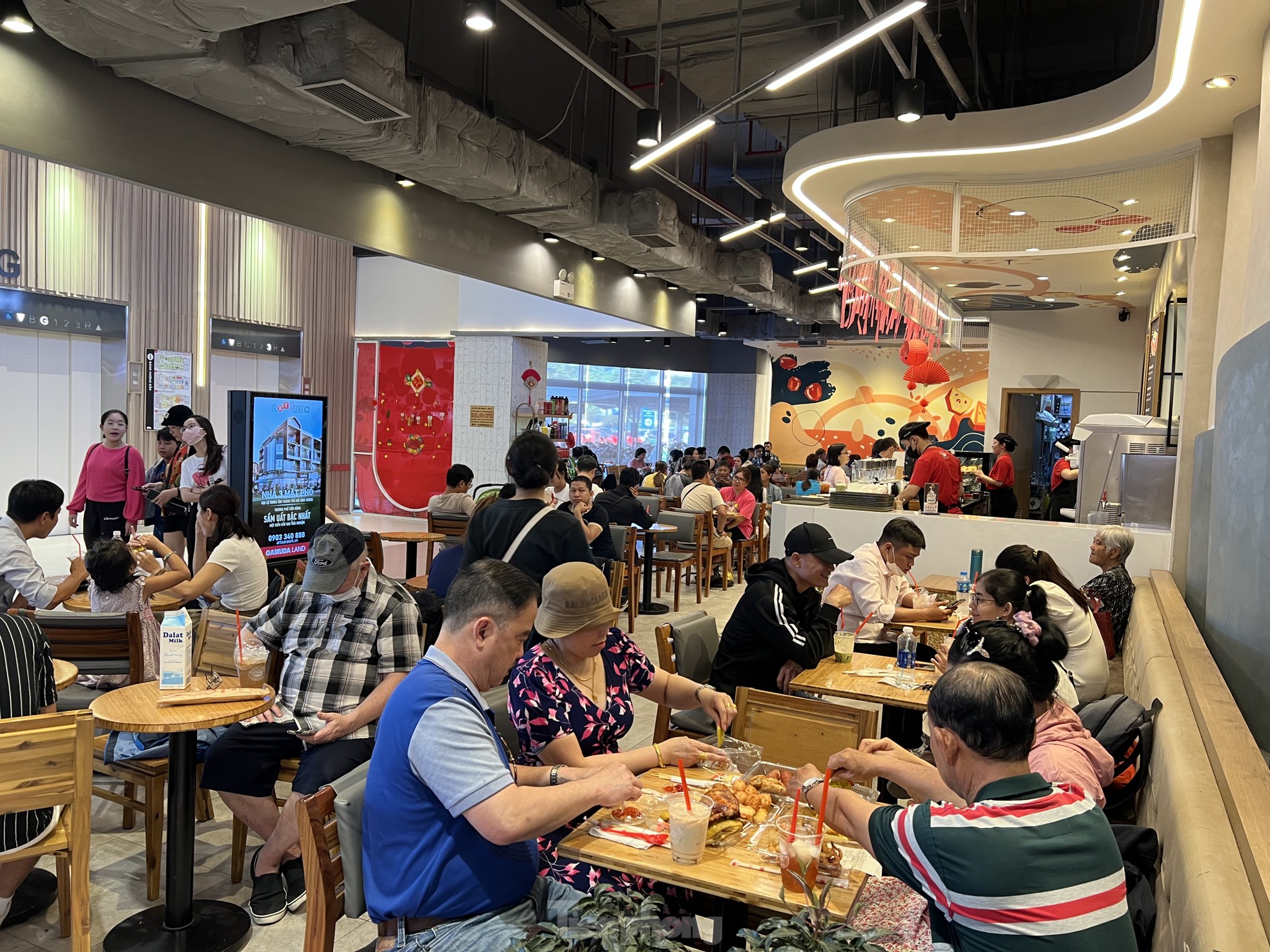 Food stalls at shopping malls are packed on the third day of Tet photo 5