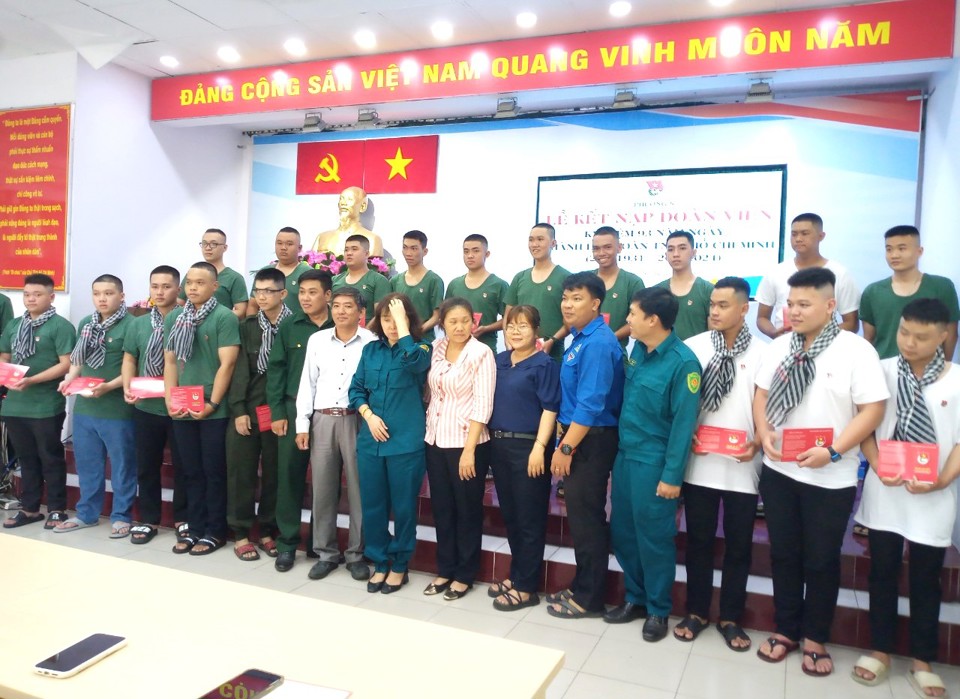 Los jóvenes reclutados para el servicio militar en el Distrito 8, Distrito 6 (Ciudad Ho Chi Minh) se toman fotos de recuerdo con los líderes del Comité del Partido - Comité Popular y Organizaciones del barrio antes de regresar al 