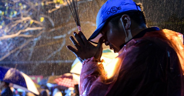 Étonnamment, cette année, au temple Tran, seulement 15 minutes après la délivrance du sceau, il n'y avait personne.