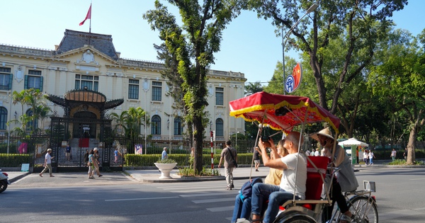 Foreign tourists enjoy visiting the Bac Bo Palace building for the first time.