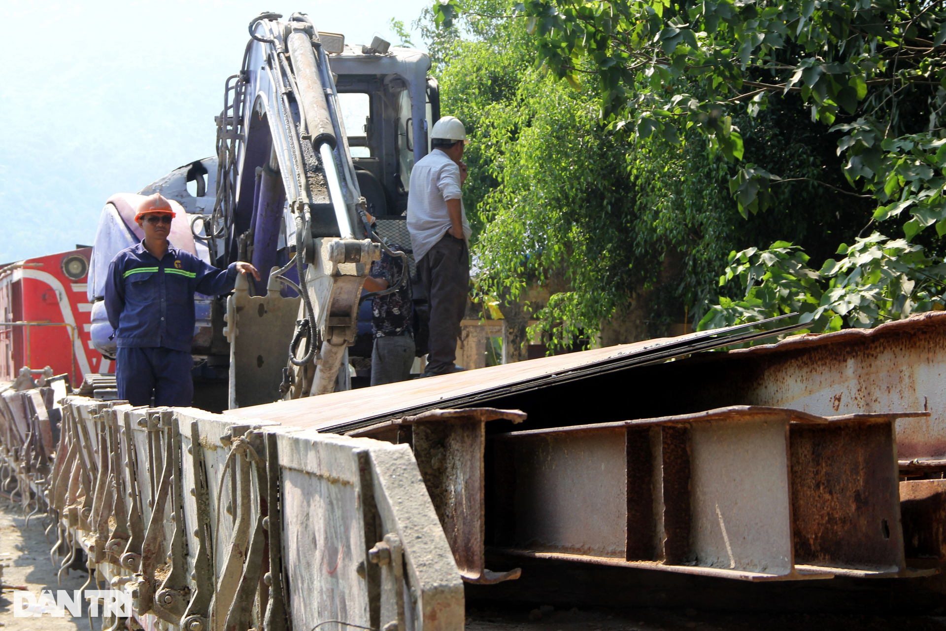 Bên trong hầm 88 năm tuổi bị sạt lở khiến đường sắt Bắc - Nam tê liệt - 8