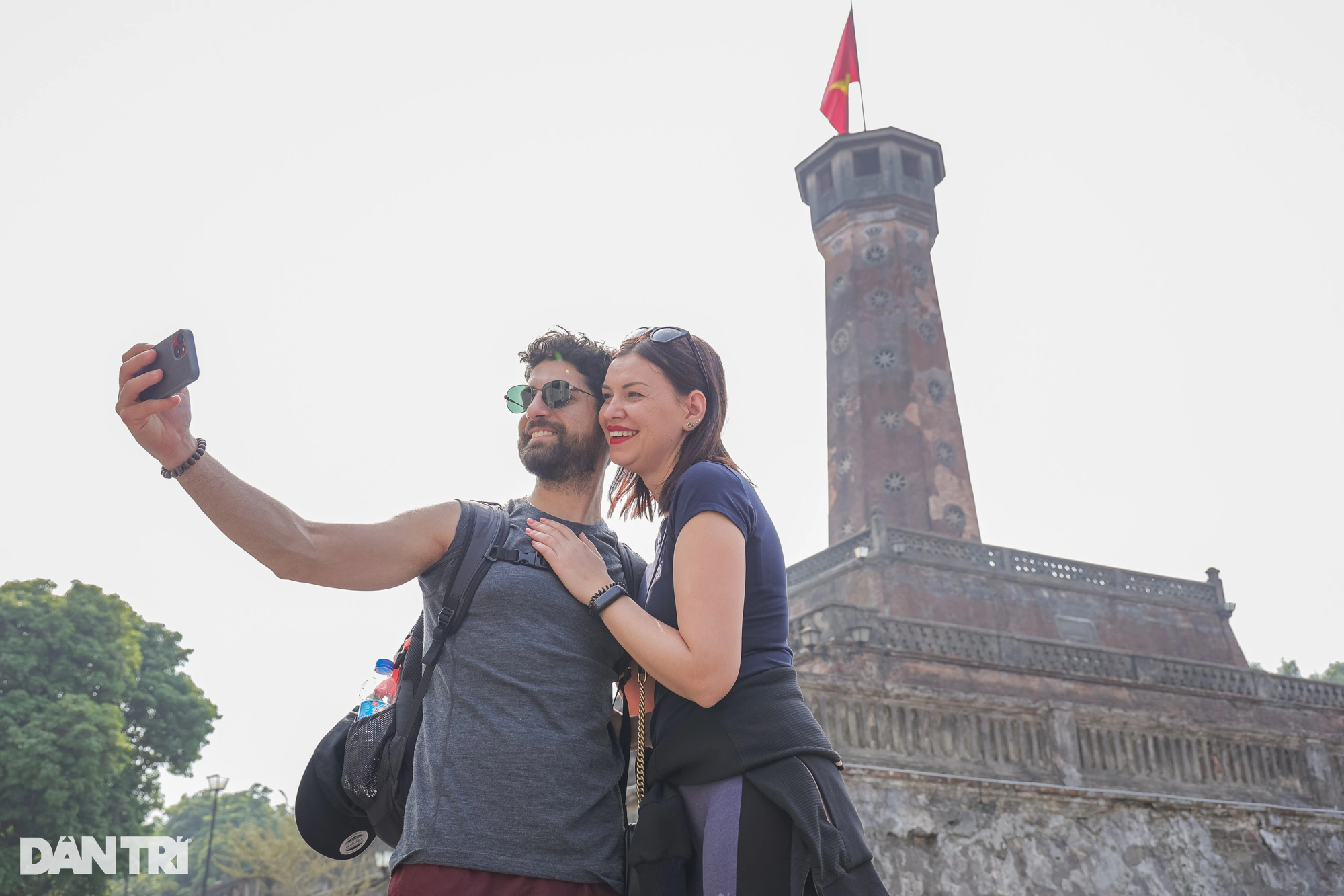 Les touristes étrangers annulent leurs billets d'avion et attendent le jour pour visiter la tour du drapeau de Hanoi