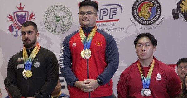 El atleta iraní Dang The Hung ganó la medalla de oro en el campeonato asiático de levantamiento de pesas