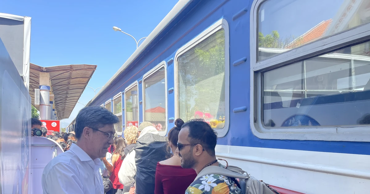 Los turistas que visitan Binh Thuan por primera vez reciben dinero de la suerte el primer día del Tet