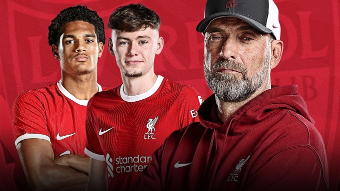 Quansah (links) und Bajcetic (Mitte) sind zwei junge Stars, die Klopp sehr schätzt und die großen Beitrag dazu geleistet haben, dass Liverpool heute das Finale des englischen Ligapokals erreicht hat. Foto: Sky Sports