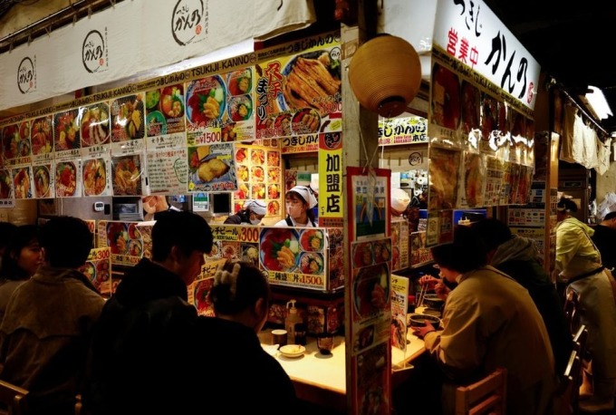 2月に東京の店で買い物をする人々。写真：ロイター