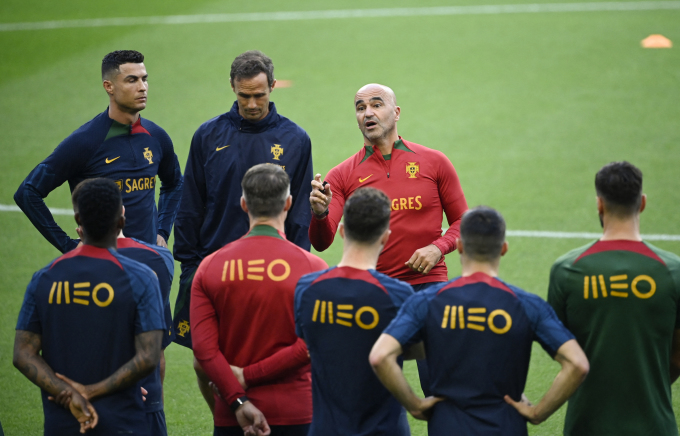 HLV Roberto Martinez (áo đỏ phải) phổ biến cho Ronaldo (ngoài cùng trái) và các cầu thủ Bồ Đào Nha trước trận bảng A vòng loại Euro 2024 gặp Slovakia. Ảnh: AFP