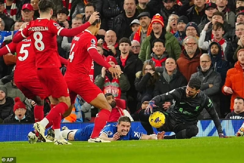 Ferdinand: 'VAR lấy của Chelsea hai quả phạt đền'