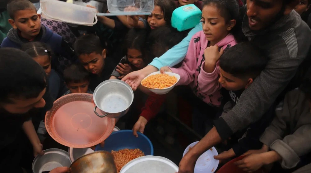 People gather to receive food aid in Rafah city, southern Gaza Strip, photo CNN