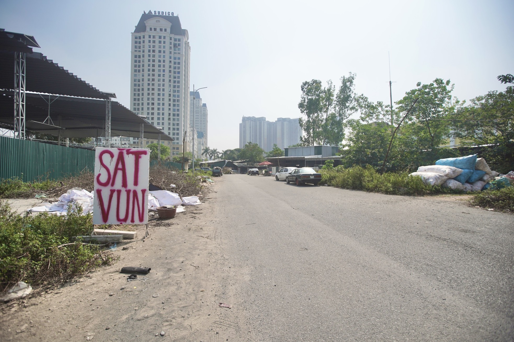 Basura rodea proyecto vial de 250 mil millones de dongs en Hanoi foto 3