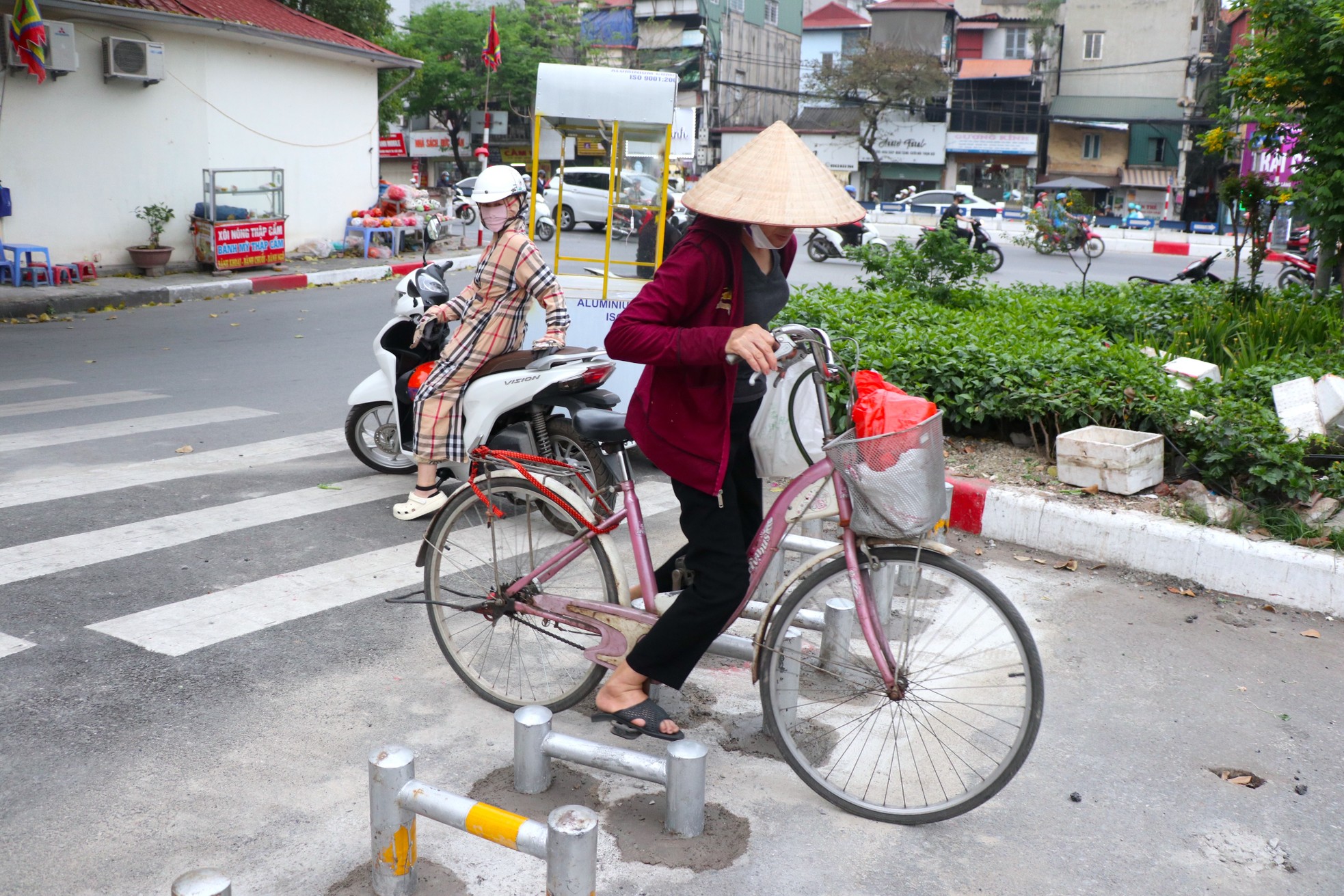 ハノイ、自転車専用道路のバリアを一新 写真3