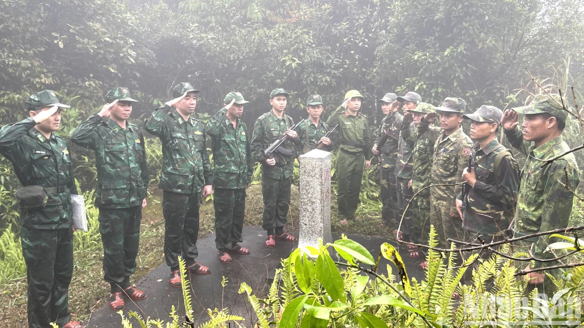 [Ảnh] Hành trình kiểm tra cột mốc biên cương trên đỉnh Giăng Màn ảnh 11