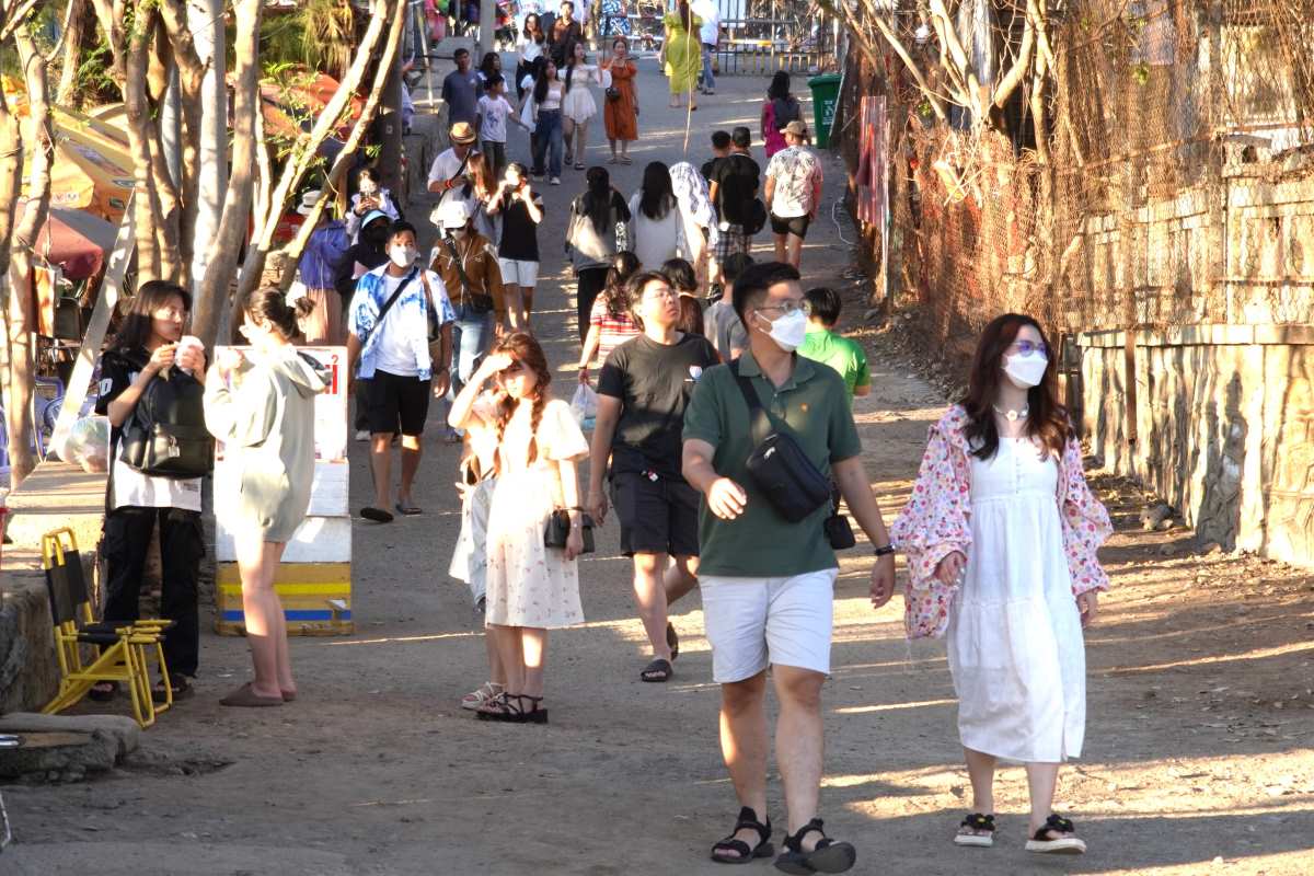 Viele Menschen in wunderschönen Kostümen zogen nach Mui Nghinh Phong. Foto: Thanh An