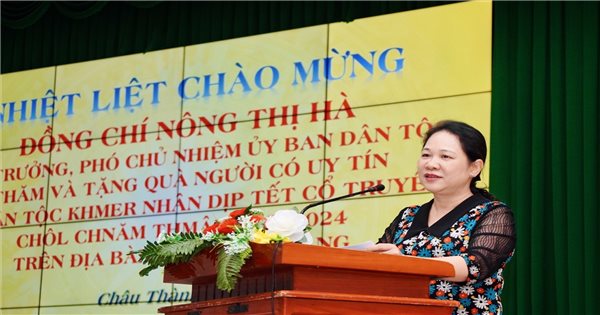 Die stellvertretende Ministerin und stellvertretende Vorsitzende des Ethnischen Komitees, Nong Thi Ha, besuchte und feierte Chol Chnam Thmay in der Provinz Soc Trang.