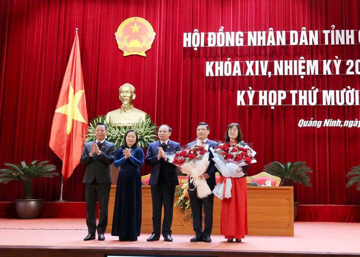 Le Comité permanent du Conseil populaire provincial de Quang Ninh a offert des fleurs pour féliciter M. Nghiem Xuan Cuong et Mme Nguyen Thi Hue.